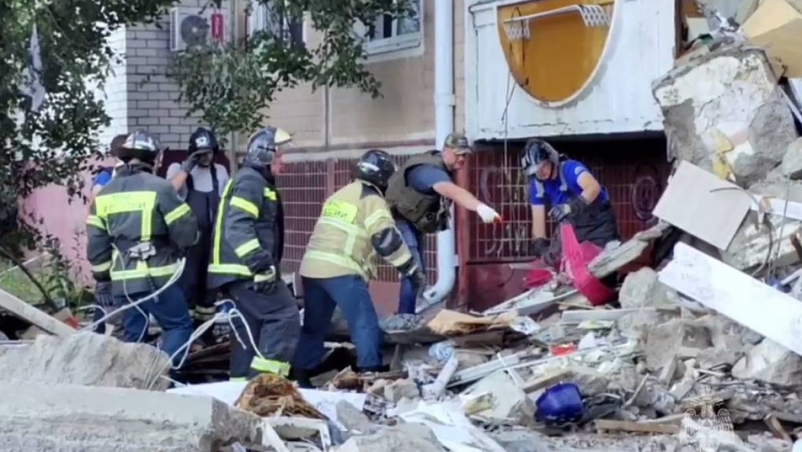 Ukrayna saldırısında çöken merdiven boşluğunda 5 kişi öldü
