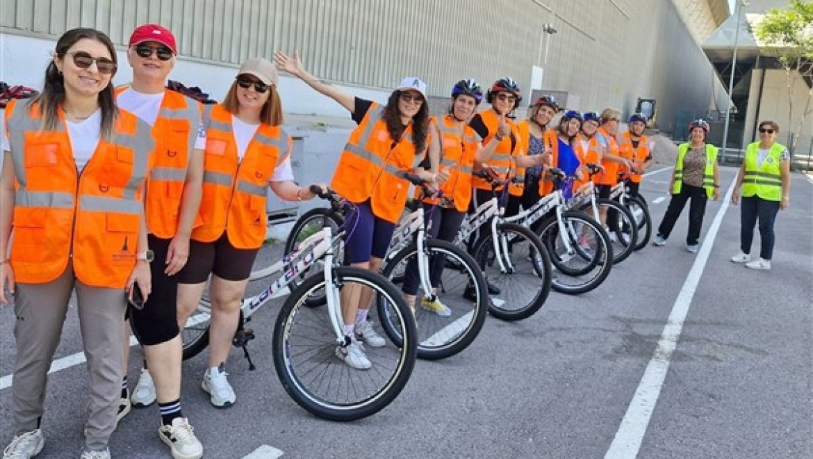 İzmir'de "Kadın Kadına Bisiklet Eğitimi Projesi" hayata geçirildi