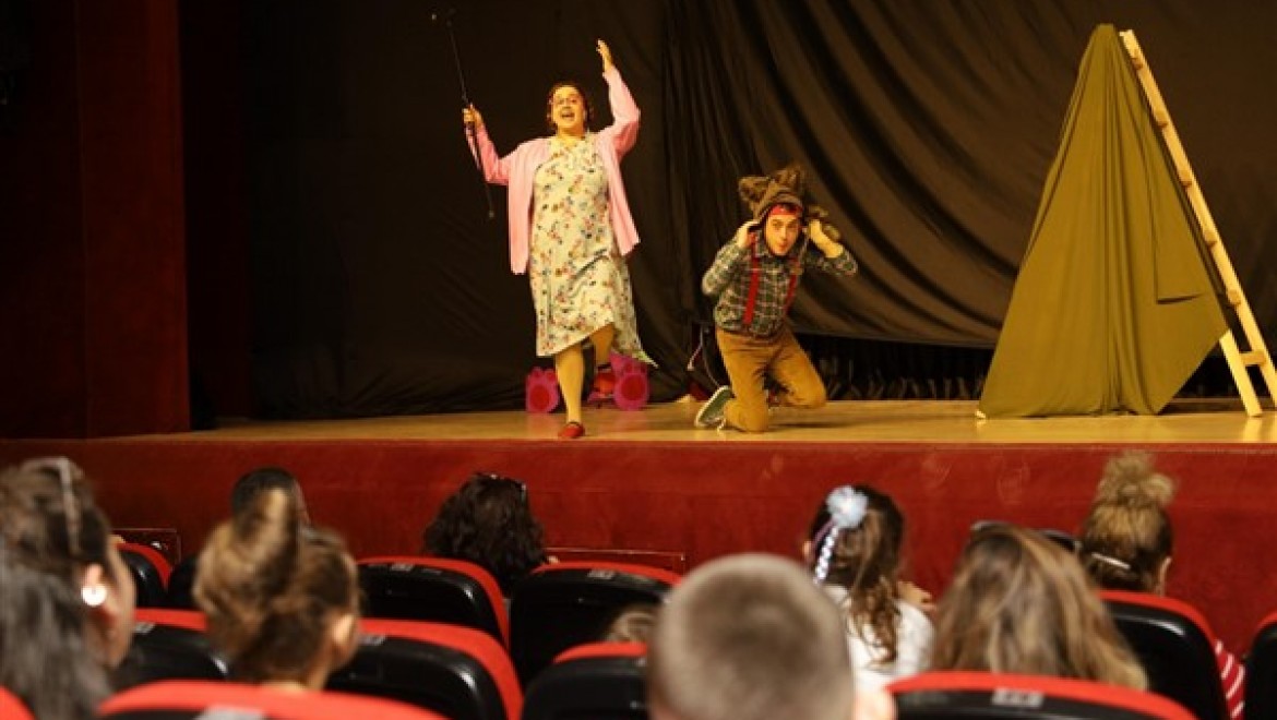 İzmir Şehir Tiyatroları Bandırma'da sahne aldı