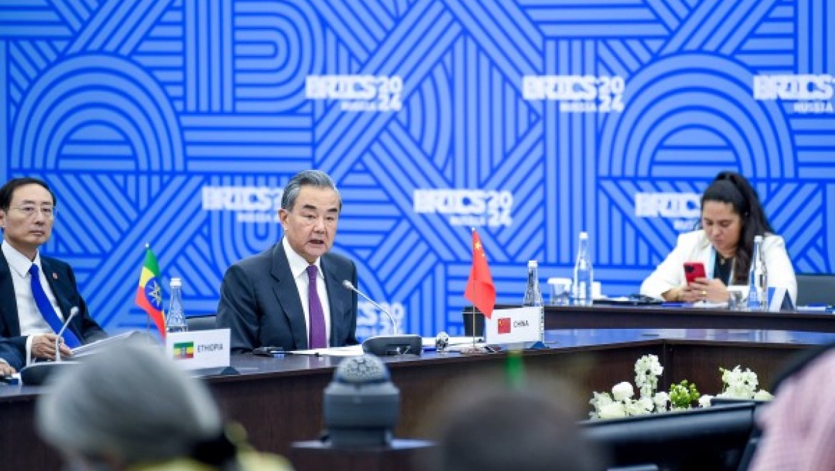 Wang Yi, BRICS+ oturumunun Güney-Güney işbirliğindeki öncülüğünü vurguladı