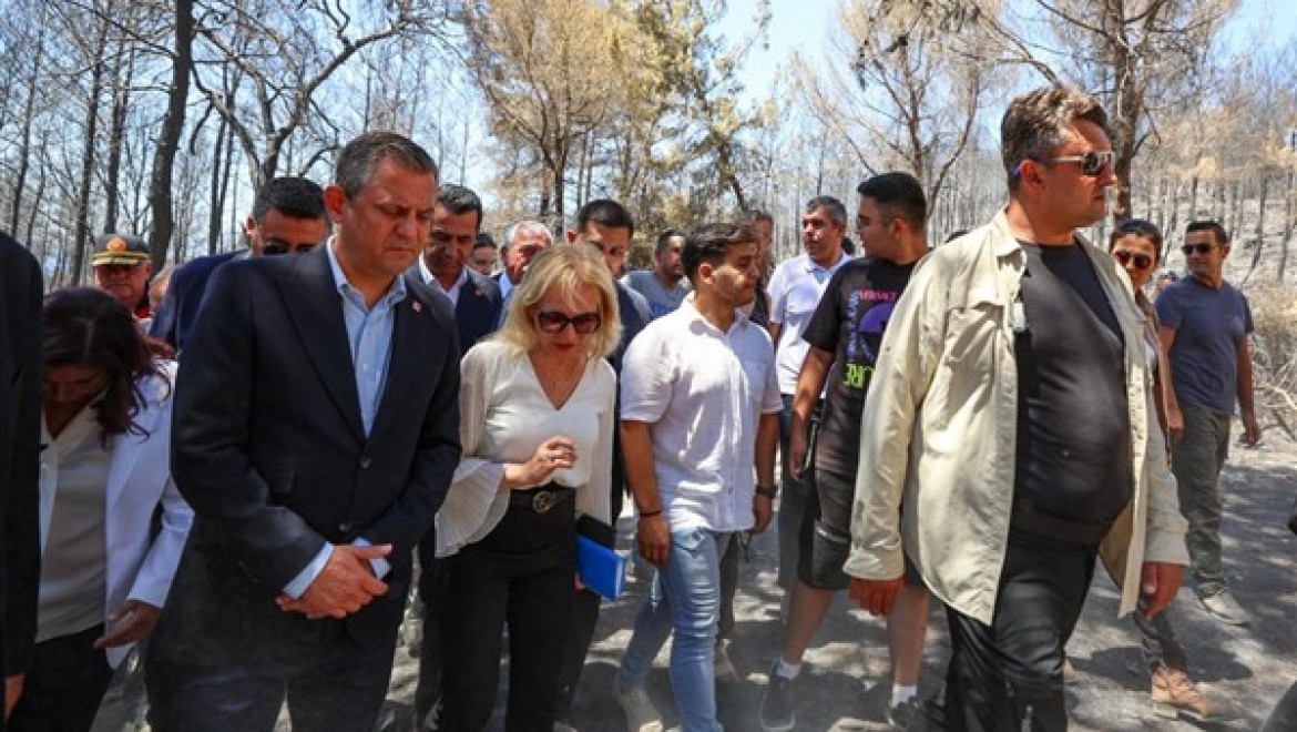 CHP Genel Başkanı Özel, Selçuk'ta yanan ormanlık alanı inceledi