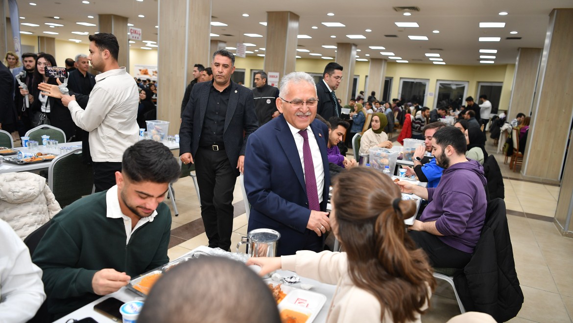 Başkan Büyükkılıç, ERÜ öğrencilerinin iftar sofrasına konuk oldu
