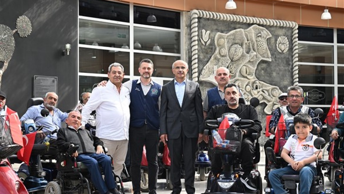 Malatya Büyükşehir Belediyesi, 50 adet akülü engelli aracını teslim etti