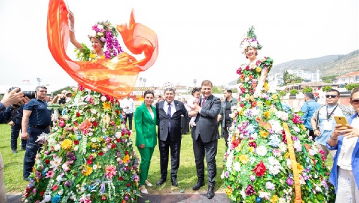 Başkan Tugay, 25'inci Uluslararası Bayındır Çiçek Festivali'ne katıldı