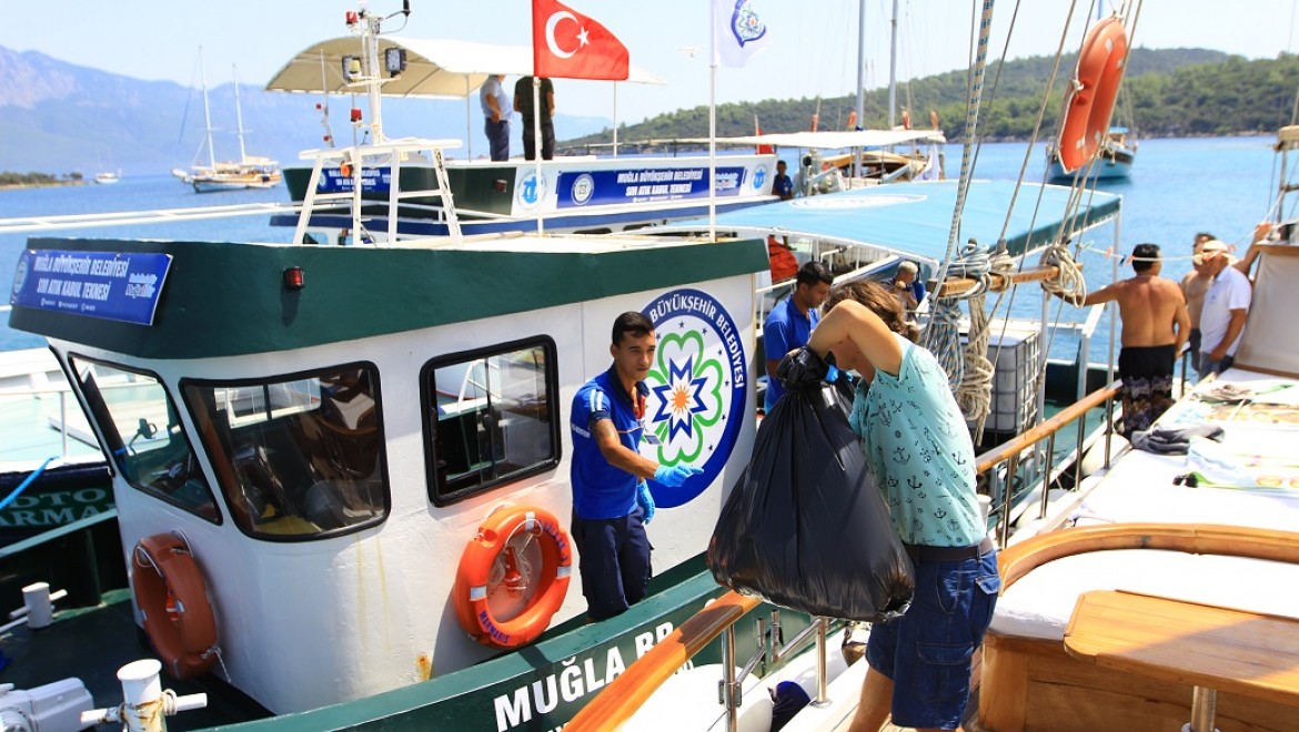 Muğla'da bayram tatilinde teknelerden atık toplanmaya devam edildi