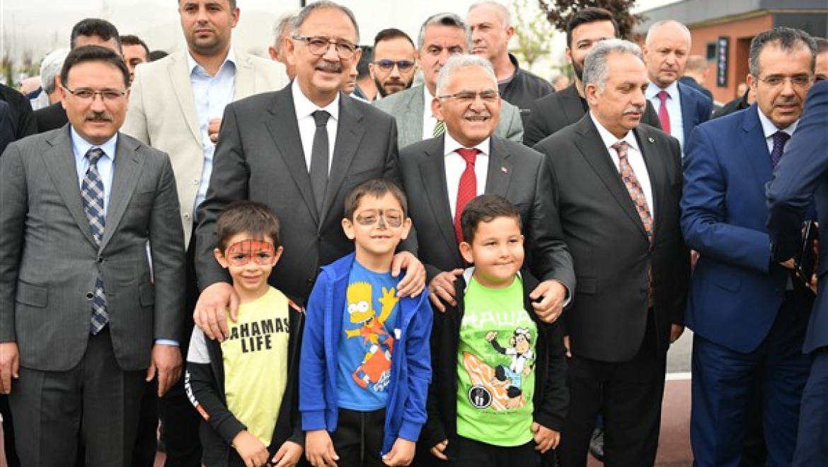 Bakan Özhaseki, Kayseri Çocuk Kitap Fuarı ve Şenliği'nin açılışına katıldı