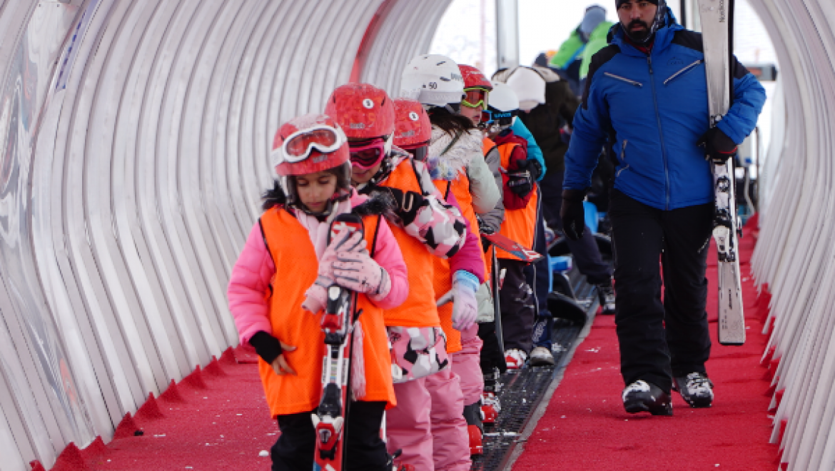 Erciyes Kayak Okulu'nda kayak ve snowboard kursları başladı
