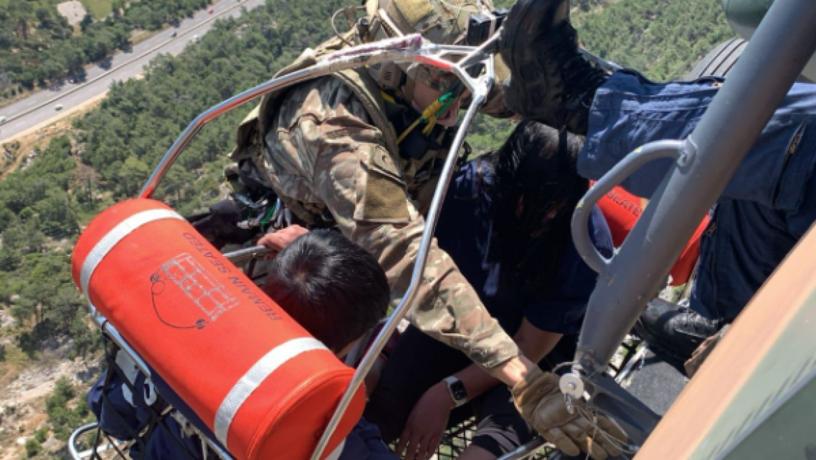 AS-532 Couger tipi helikopterden Antalya'daki kurtarma çalışmalarına destek