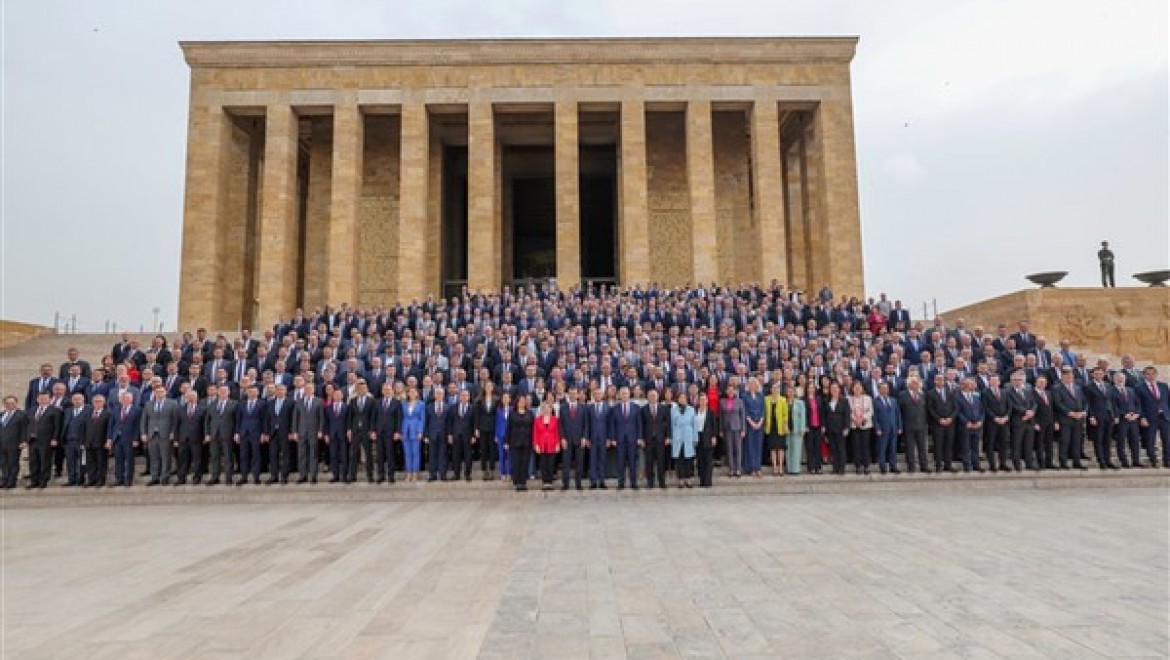 CHP Genel Başkanı Özel, partililerle birlikte Anıtkabir'i ziyaret etti