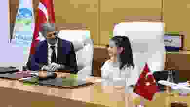 Minik başkan Ece, Sakarya Büyükşehir Belediye başkanlığı koltuğuna oturdu