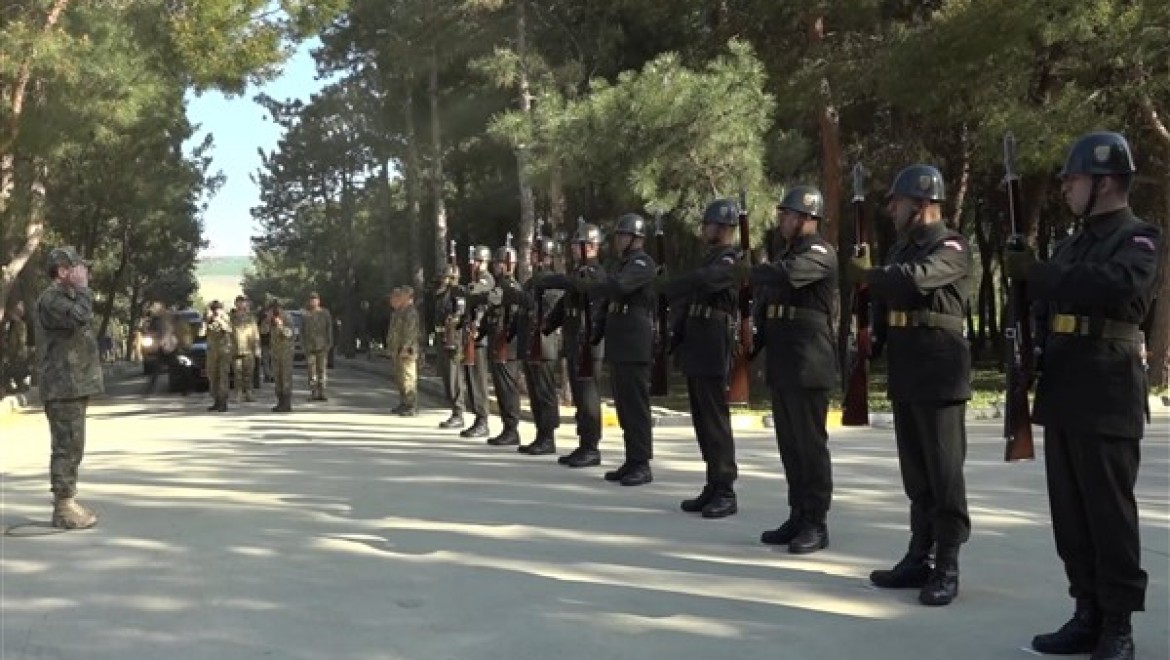 Kara Kuvvetleri Komutanı Bayraktaroğlu, Edirne'de bayram ziyaretlerinde bulundu