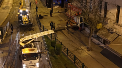 Eskişehir'de tramvay hattına risk oluşturan ağaçlar budandı