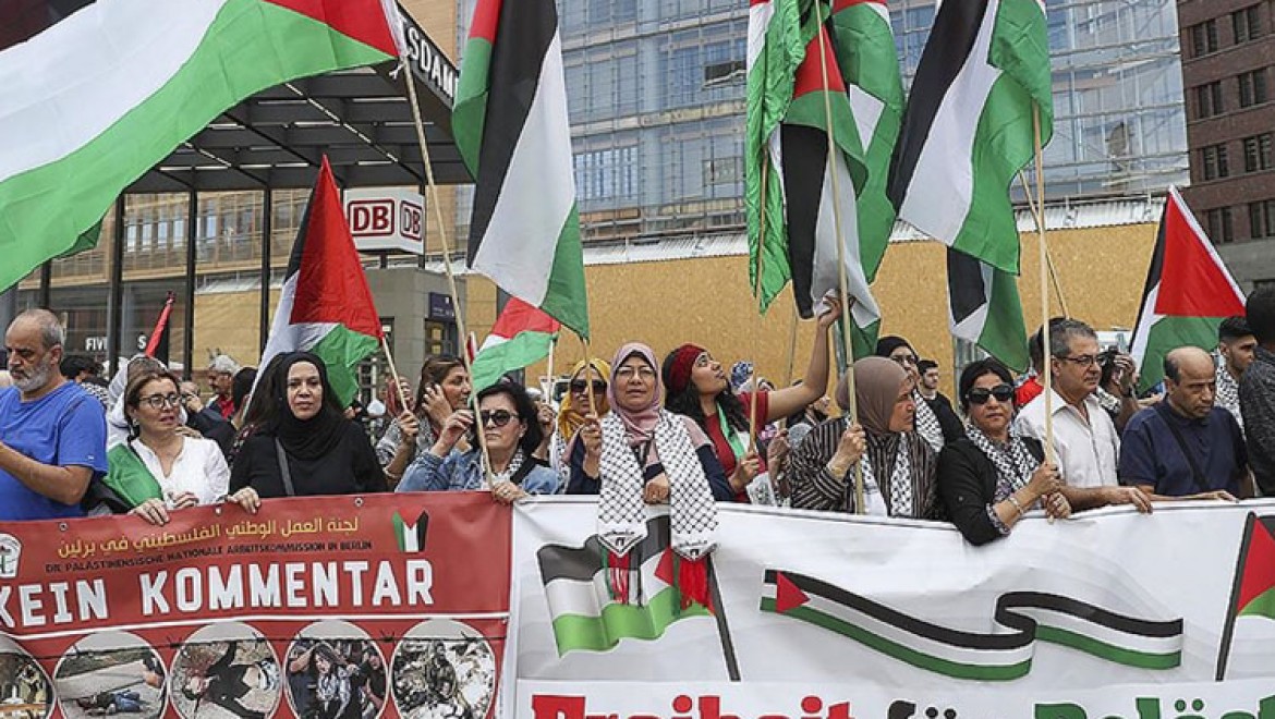 Almanya'da İsrail'in saldırısı altındaki Gazze ile dayanışma gösterisi yapıldı