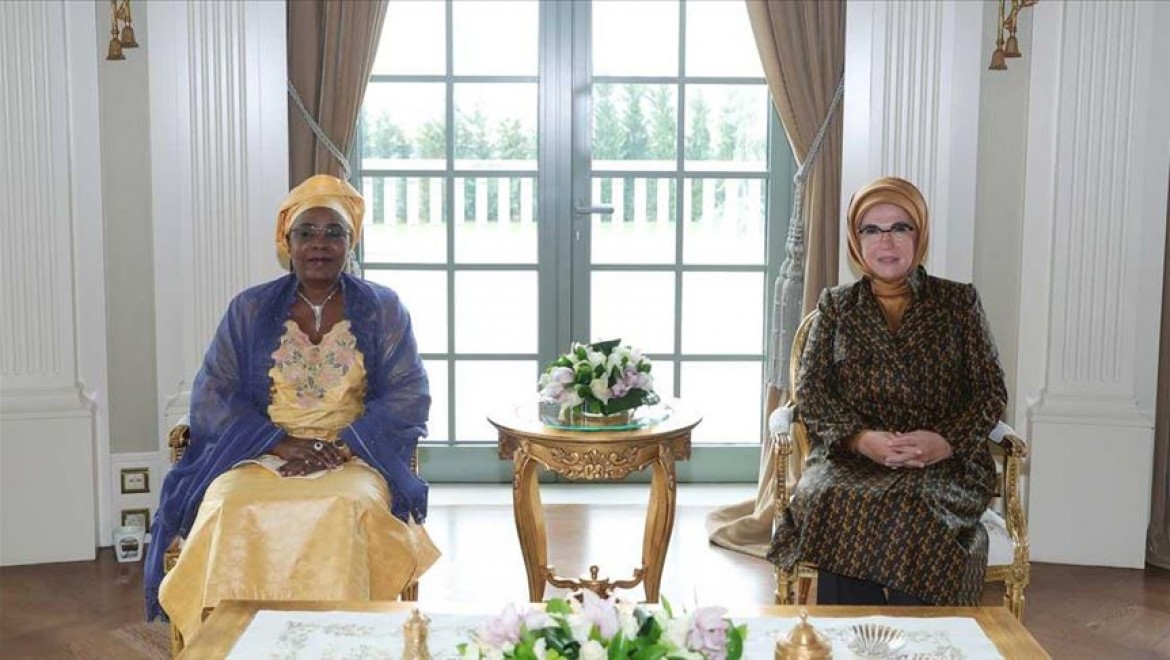 Emine Erdoğan Nijer Cumhurbaşkanının eşi Hadja Aissata Issoufou ile bir araya geldi