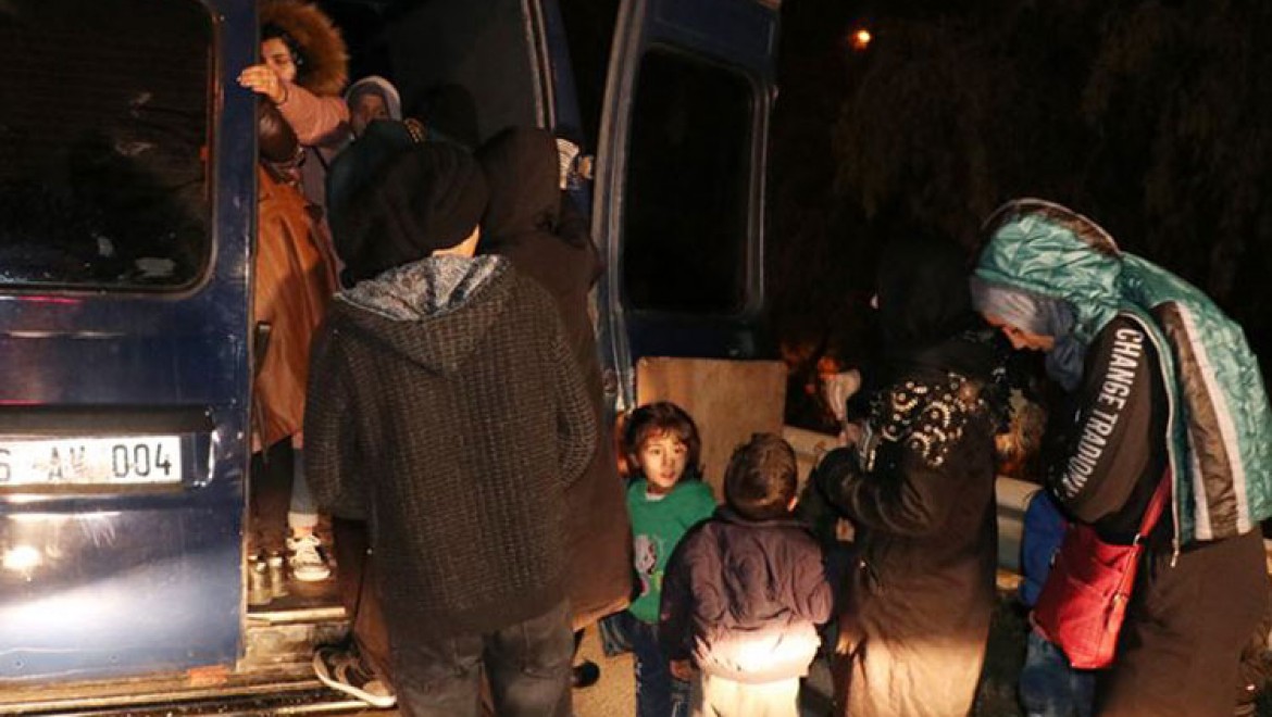 Polisin 'dur' ihtarına uymayan minibüsten 30 düzensiz göçmen çıktı