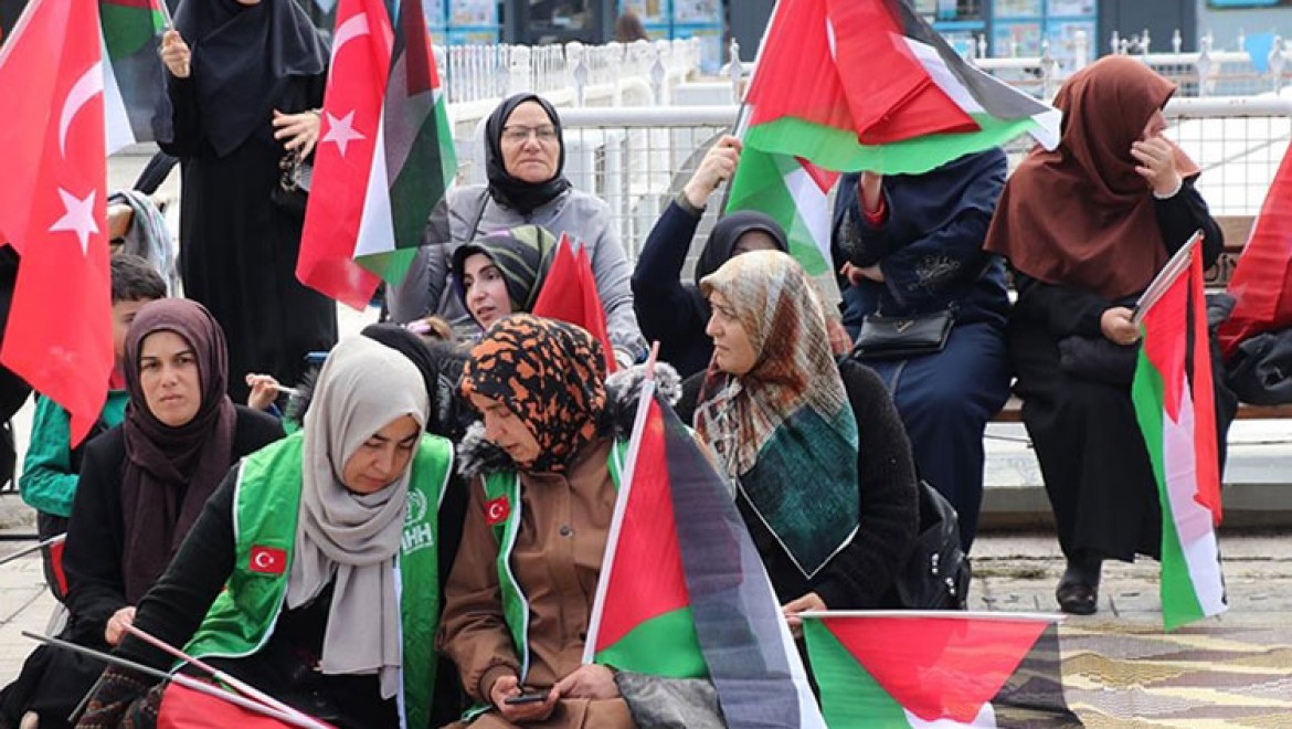 Erzincan'da kadınlar Filistin için sessiz oturma eylemi gerçekleştirdi