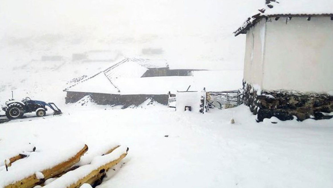 Ankara'nın yüksek kesimlerinde kar yağışı etkili oldu