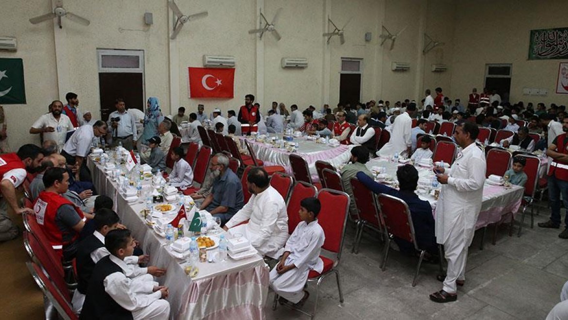 Türk Kızılayından Pakistan'da 500 Yetime İftar