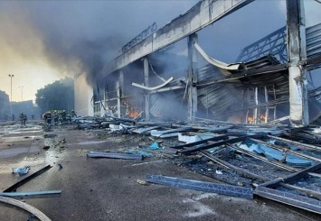 Zelenskiy, Rus güçlerinin Kremençuk'taki bir alışveriş merkezini vurduğunu bildirdi