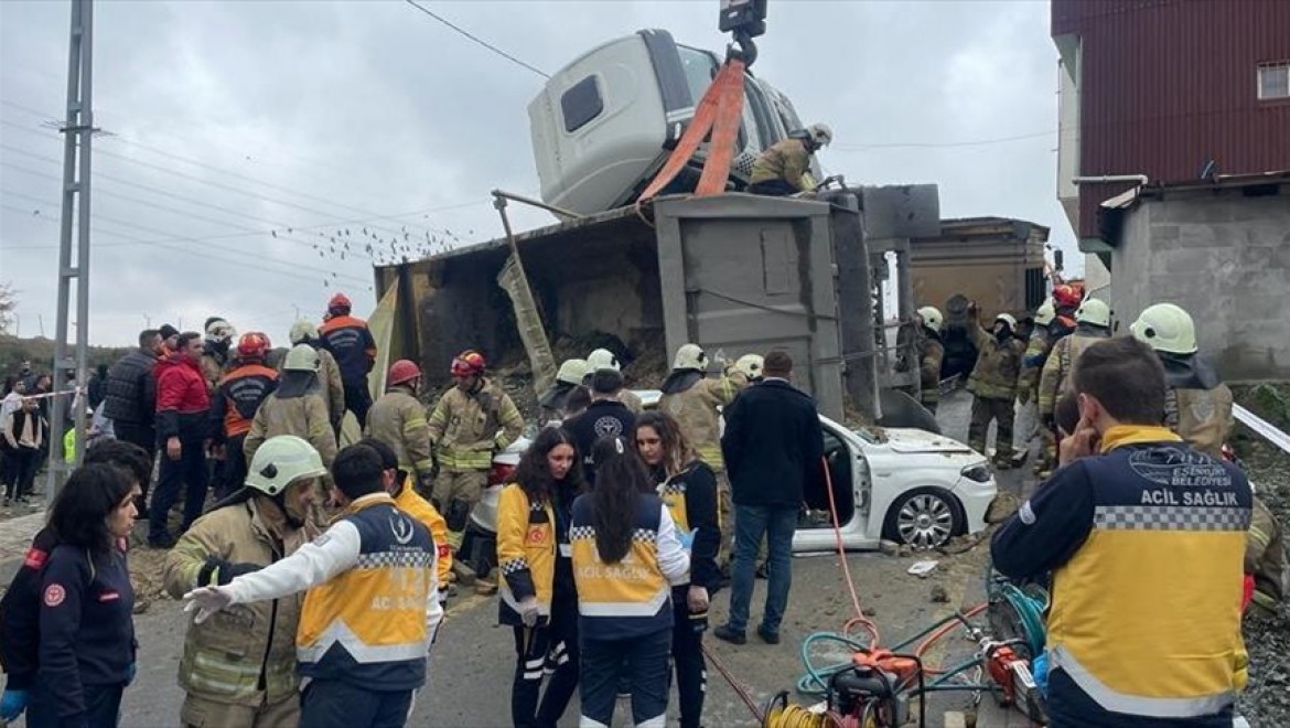 Başakşehir'de hafriyat kamyonu otomobilin üzerine devrildi