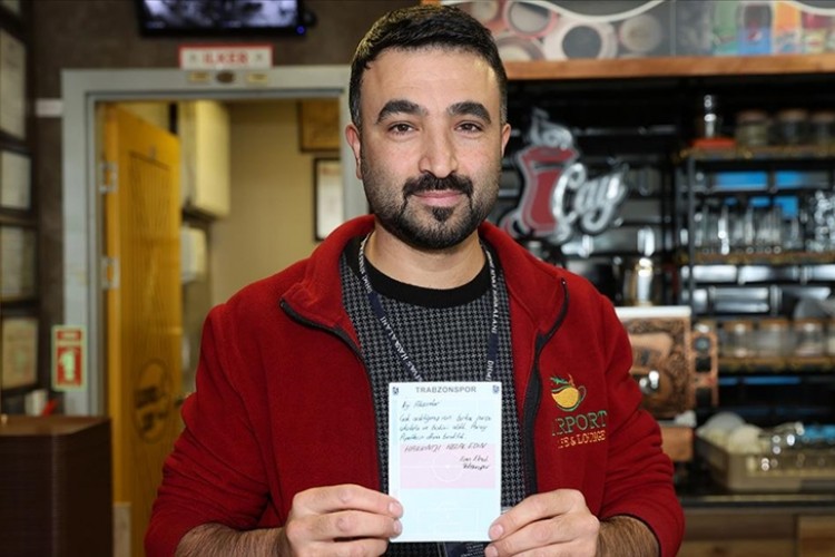 Trabzonsporlu futbolcuların bıraktığı not kafeterya işletmecisini duygulandırdı