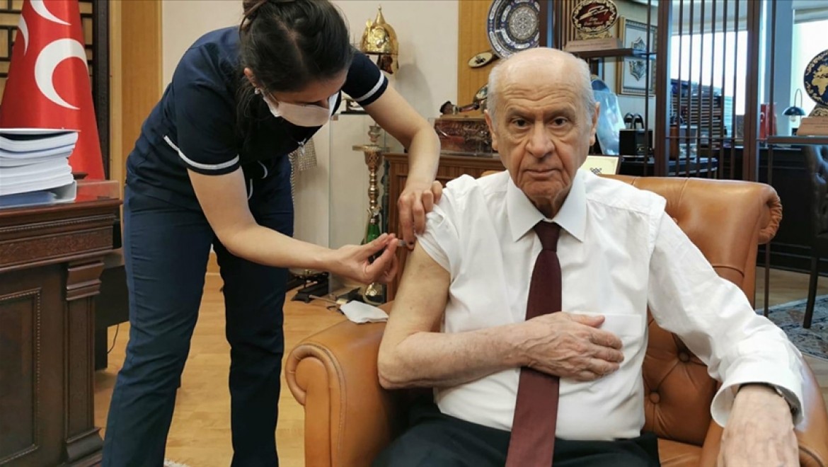 MHP Genel Başkanı Bahçeli Kovid-19 aşısı yaptırdı