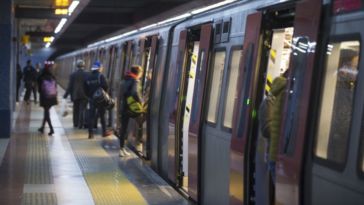 Başkentte metro ve otobüslerin son sefer saatleri ileri alındı