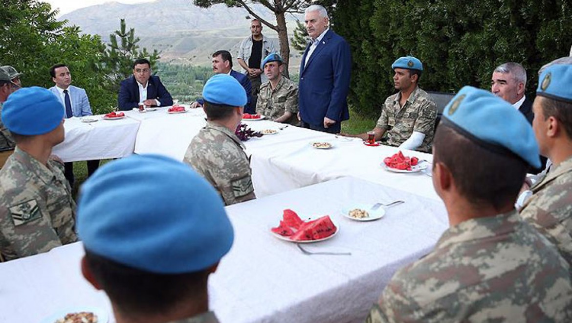 Başbakan Yıldırım'dan komando timine ziyaret