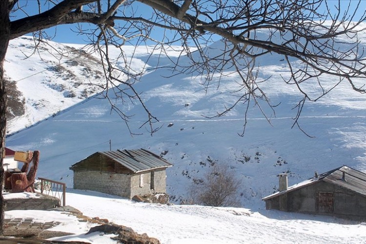 Bayburt'ta yüksek rakımlı köyler kışla sessizliğe büründü
