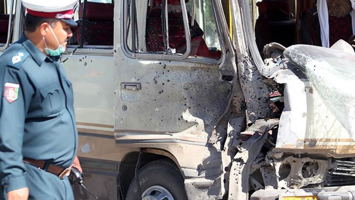 Kabil'de bakanlık personelini taşıyan araca bombalı saldırı