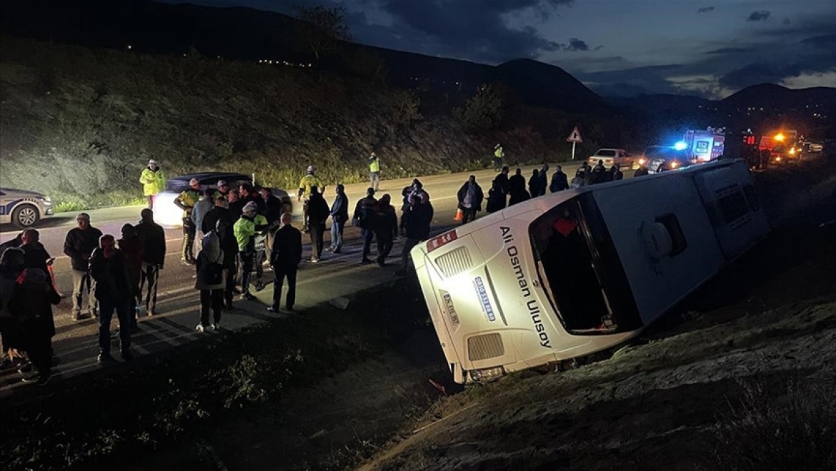 Sinop'ta yolcu otobüsü su kanalına devrildi, 9 kişi yaralandı