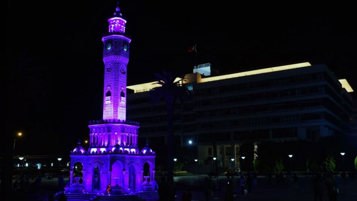 İzmir Saat Kulesi mor ışıkla aydınlatıldı