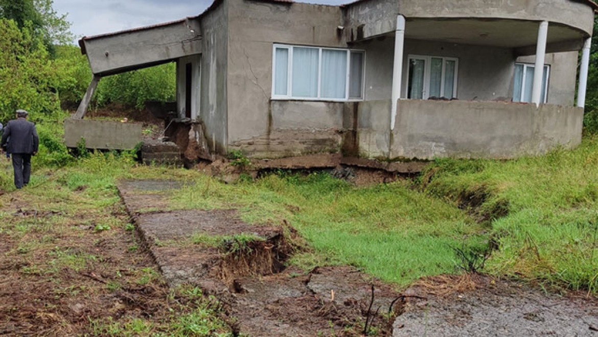Samsun'un Salıpazarı ilçesinde zemininde kayma oluşan 3 ev tahliye edildi
