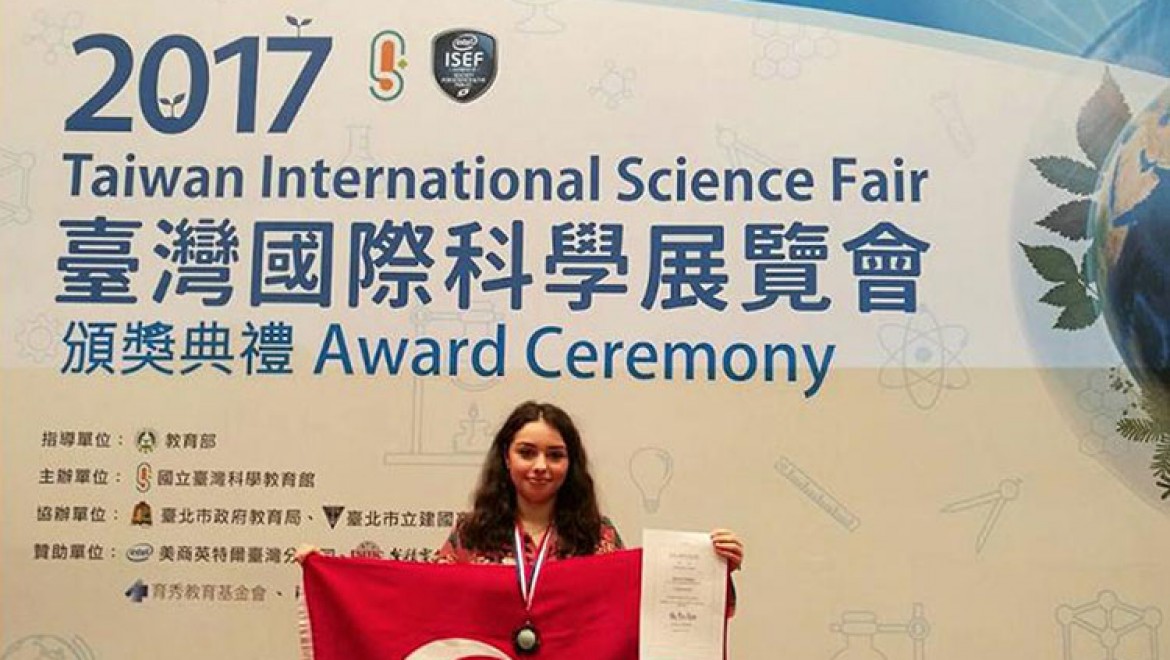 Lise öğrencisi  Alara Güler: 'TohumBot'  adlı tarım  robotuyla dünya ikincisi  oldu
