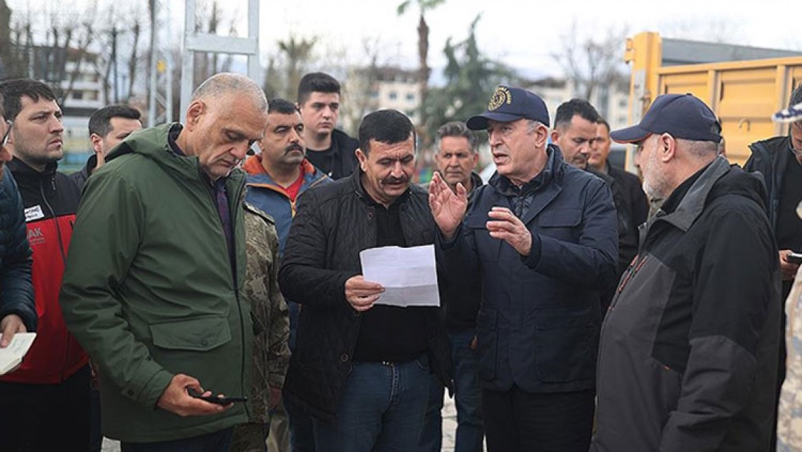 Milli Savunma Bakanı Akar Hatay'da esnaf için kurulan prefabrik çarşıda inceleme yaptı