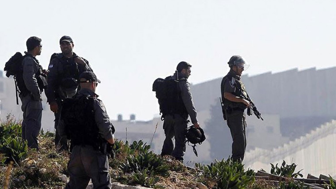 İsrail askerlerinden Filistinli şehidin naaşına insanlık dışı uygulama