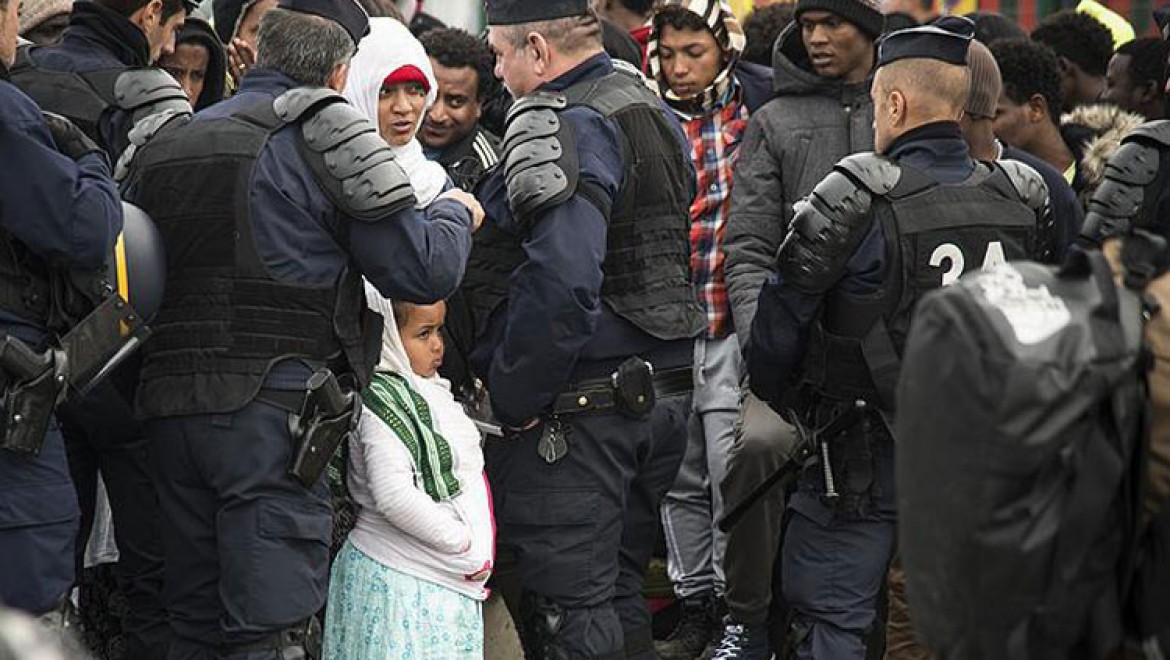 Fransa'da 'sığınmacılara yemek dağıtımı yasağı' iptal edildi