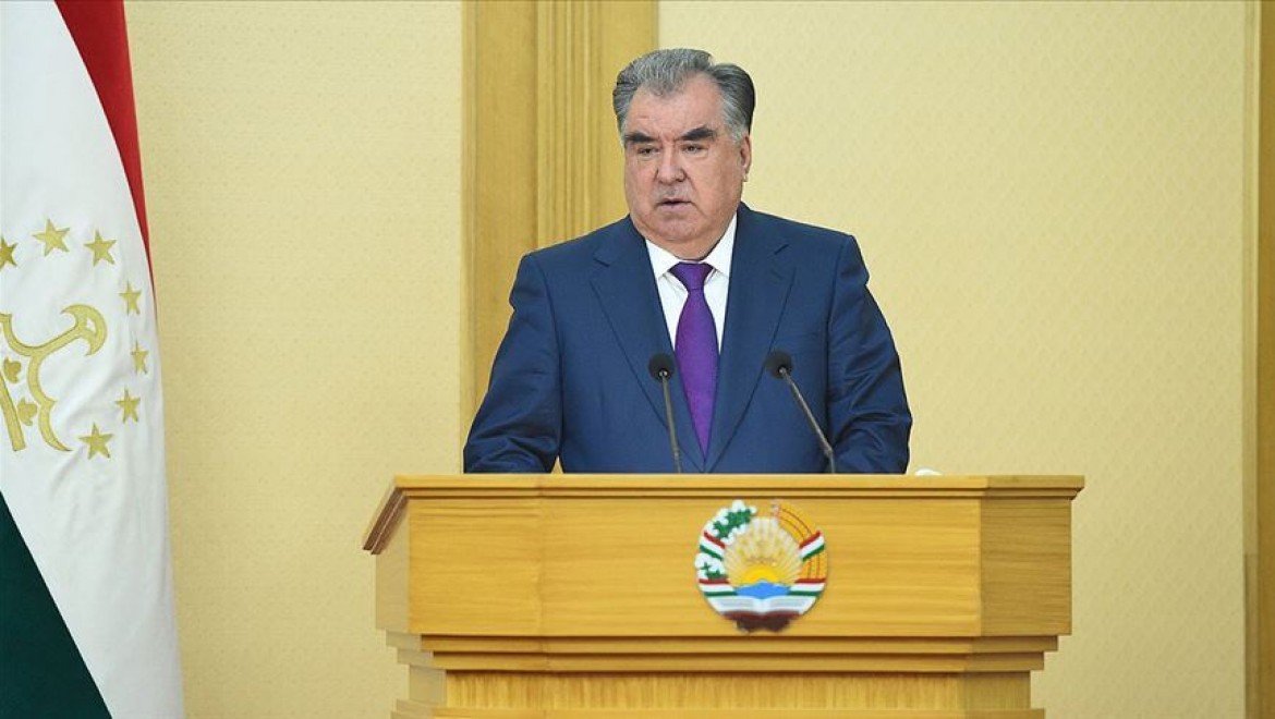 Tacikistan'da Cumhurbaşkanı seçilen İmamali Rahman, yemin ederek görevine başladı