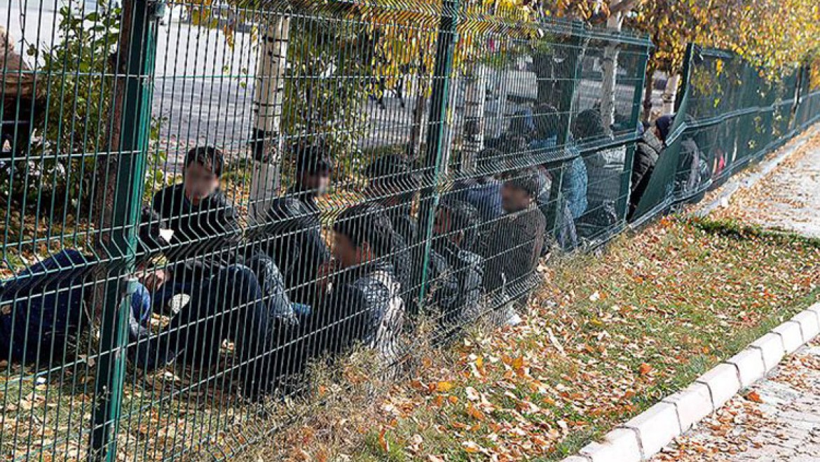 İstanbul'da son 6 ayda 5 bin 949 düzensiz göçmen sınır dışı edildi