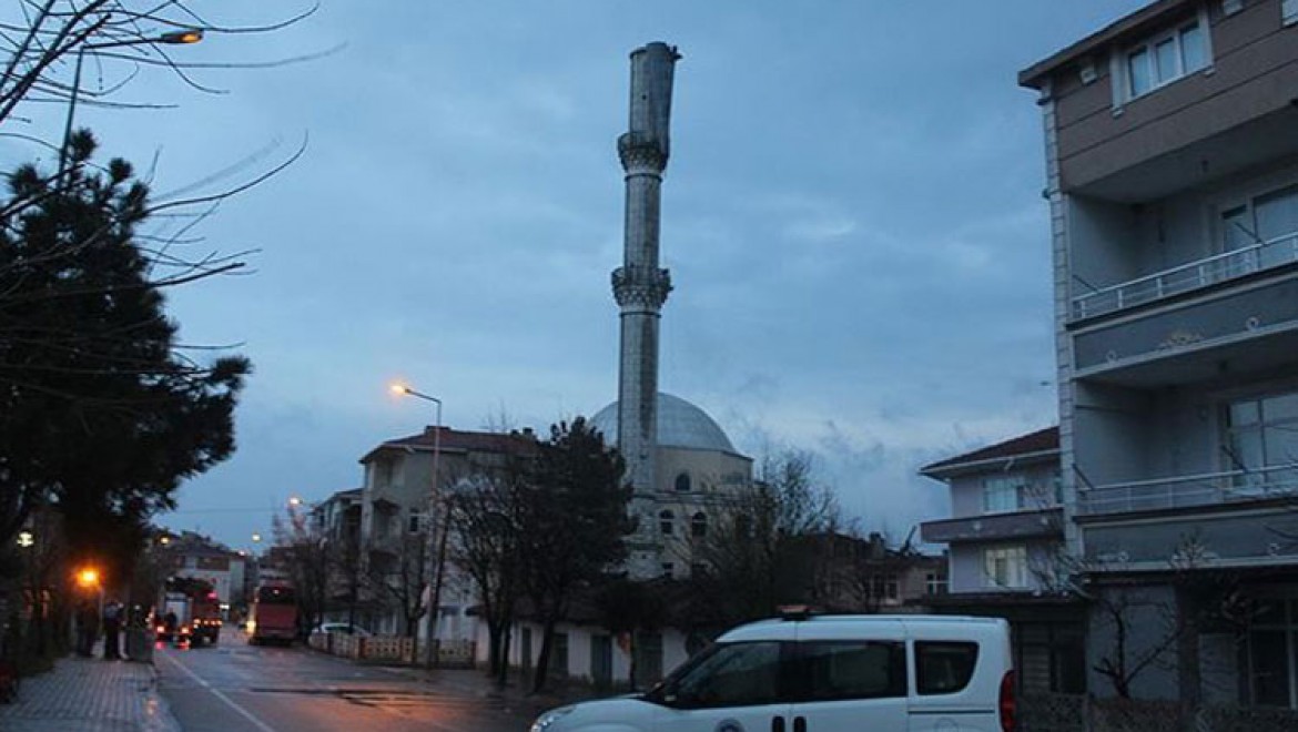 Tekirdağ'da şiddetli rüzgar nedeniyle cami minaresi zarar gördü