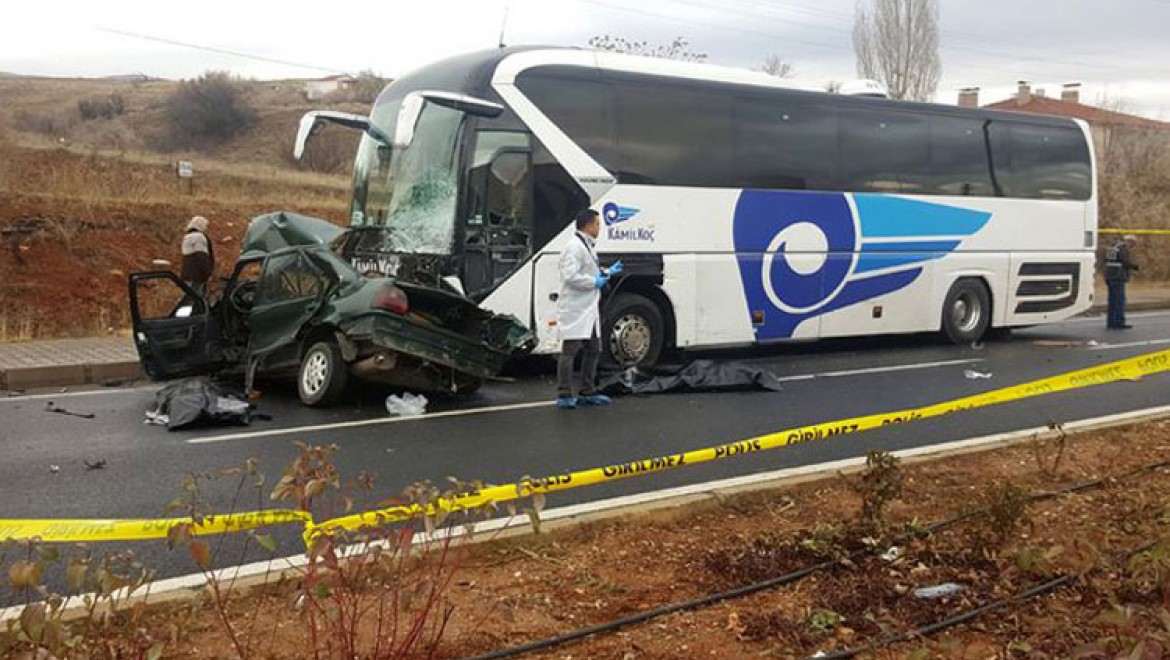 Kırşehir'de yolcu otobüsü ile otomobil çarpıştı...