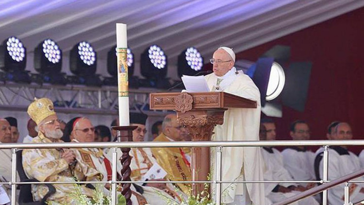 Papa Franciscus Mısır'da 'barış ayini' yönetti