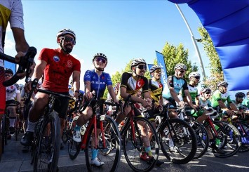 İstanbul'da yaklaşık 2 bin bisikletçi savaş mağduru çocuklar için pedal çevirdi