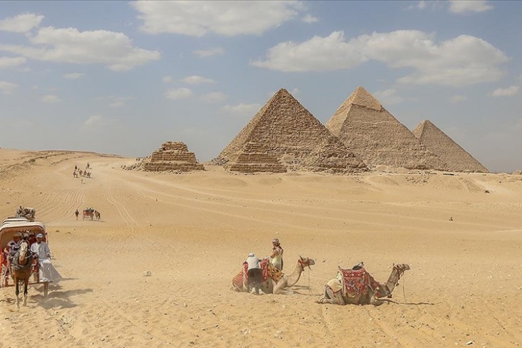 Mısır'da yüzlerce yıldır gizemini koruyan Giza piramitleri ilgi odağı olmayı sürdürüyor