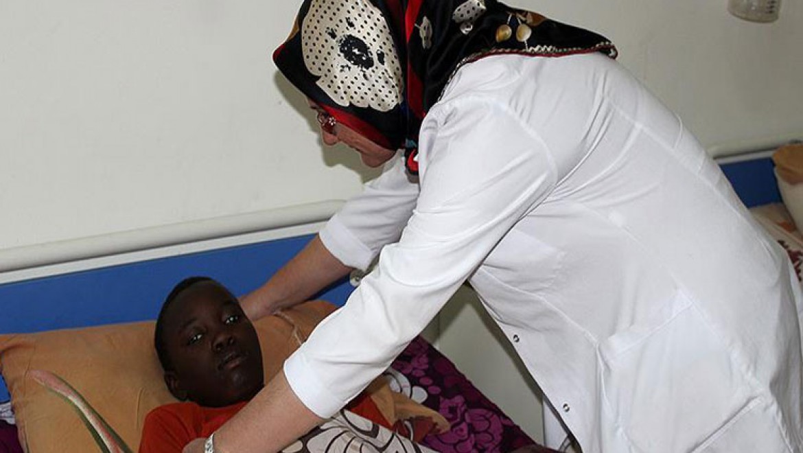 Türk doktorlar Sudan'da şifa dağıtıyor