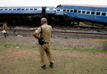 Hindistan'da meydana gelen tren kazasında 50 kişi öldü