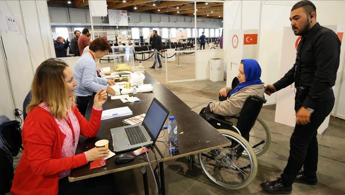 Yurt Dışındaki Engelliler Vatandaşların Yardımıyla Oy Kullandı