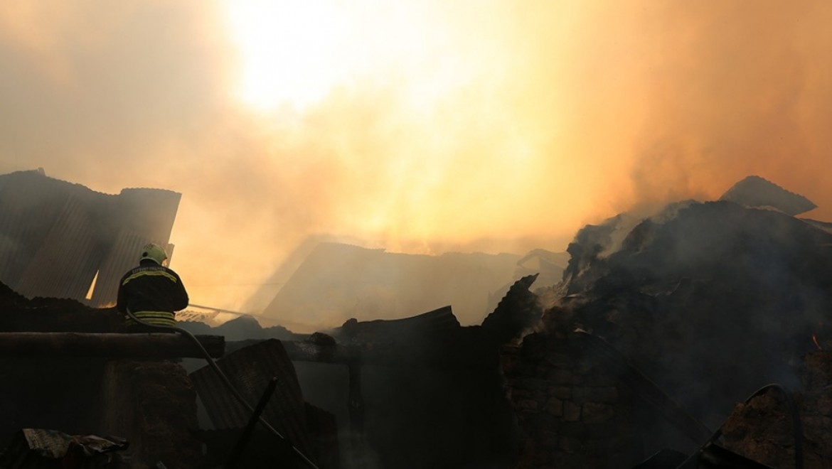 Bayburt'ta yangın: 7 ev, 2 ahır kullanılamaz hale geldi