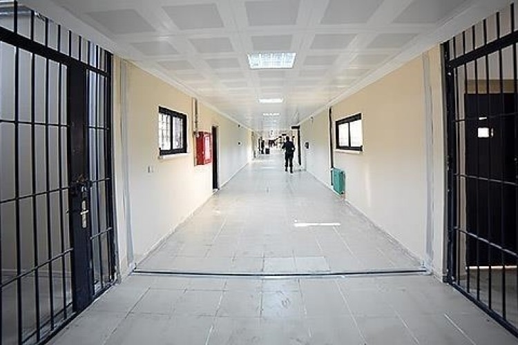 Açık cezaevlerindeki hükümlülerin Kovid-19 tedbirleri kapsamındaki izin süreleri uzatılıyor