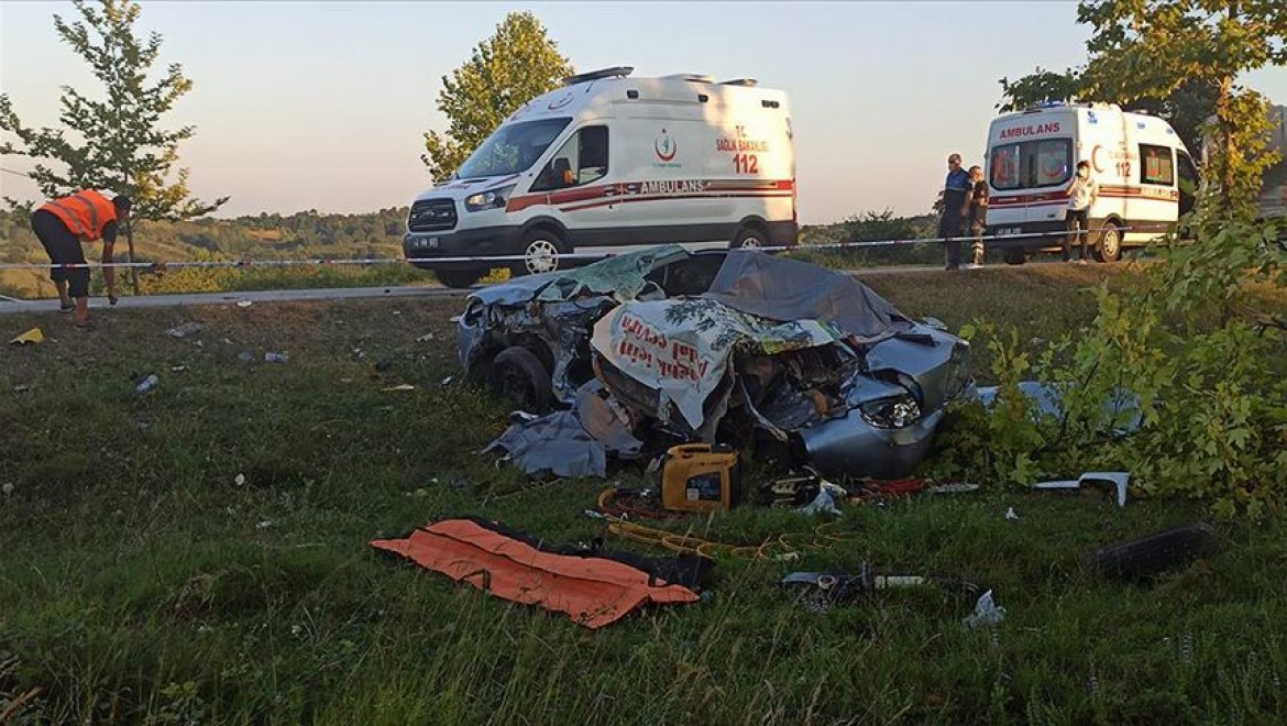 Kocaeli'de kamyonla çarpışan otomobildeki 5 kişi hayatını kaybetti